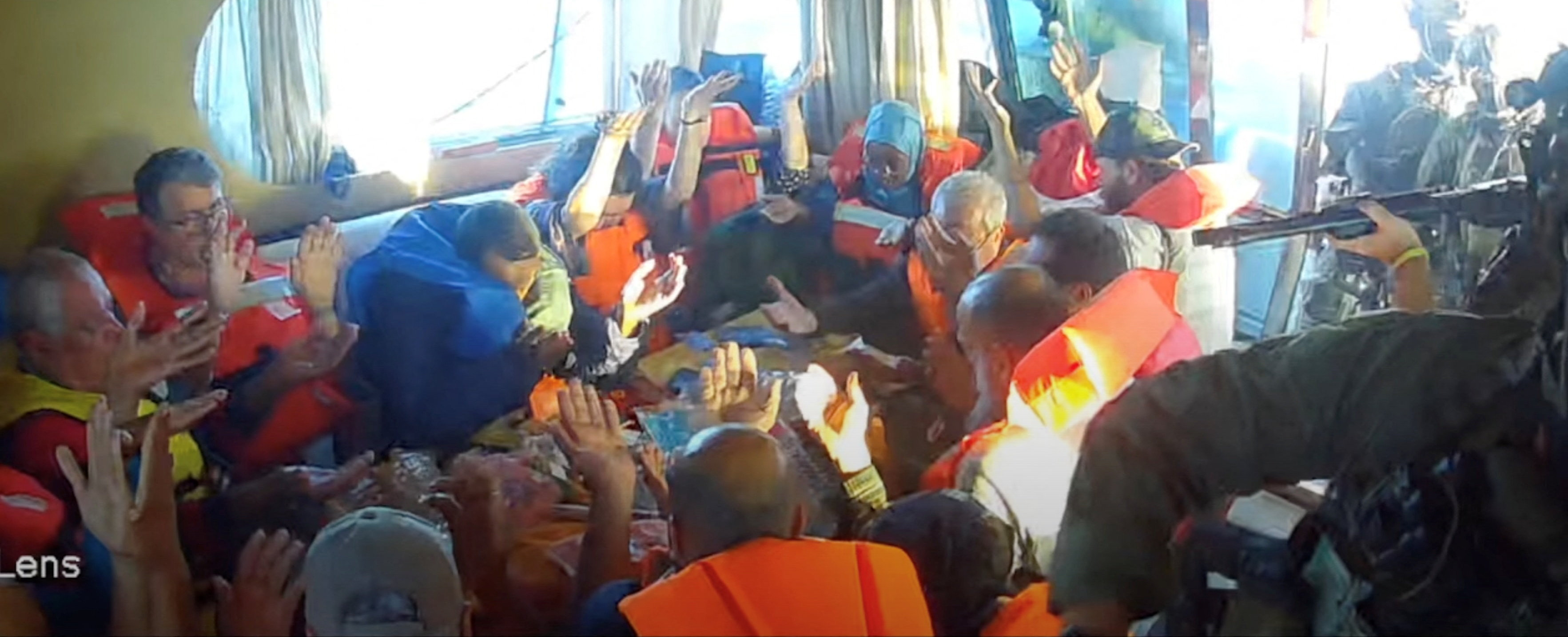 ফ্লোটিলার ৭ জাহাজের পেছনে ছুটছে ইসরায়েলি বাহিনী