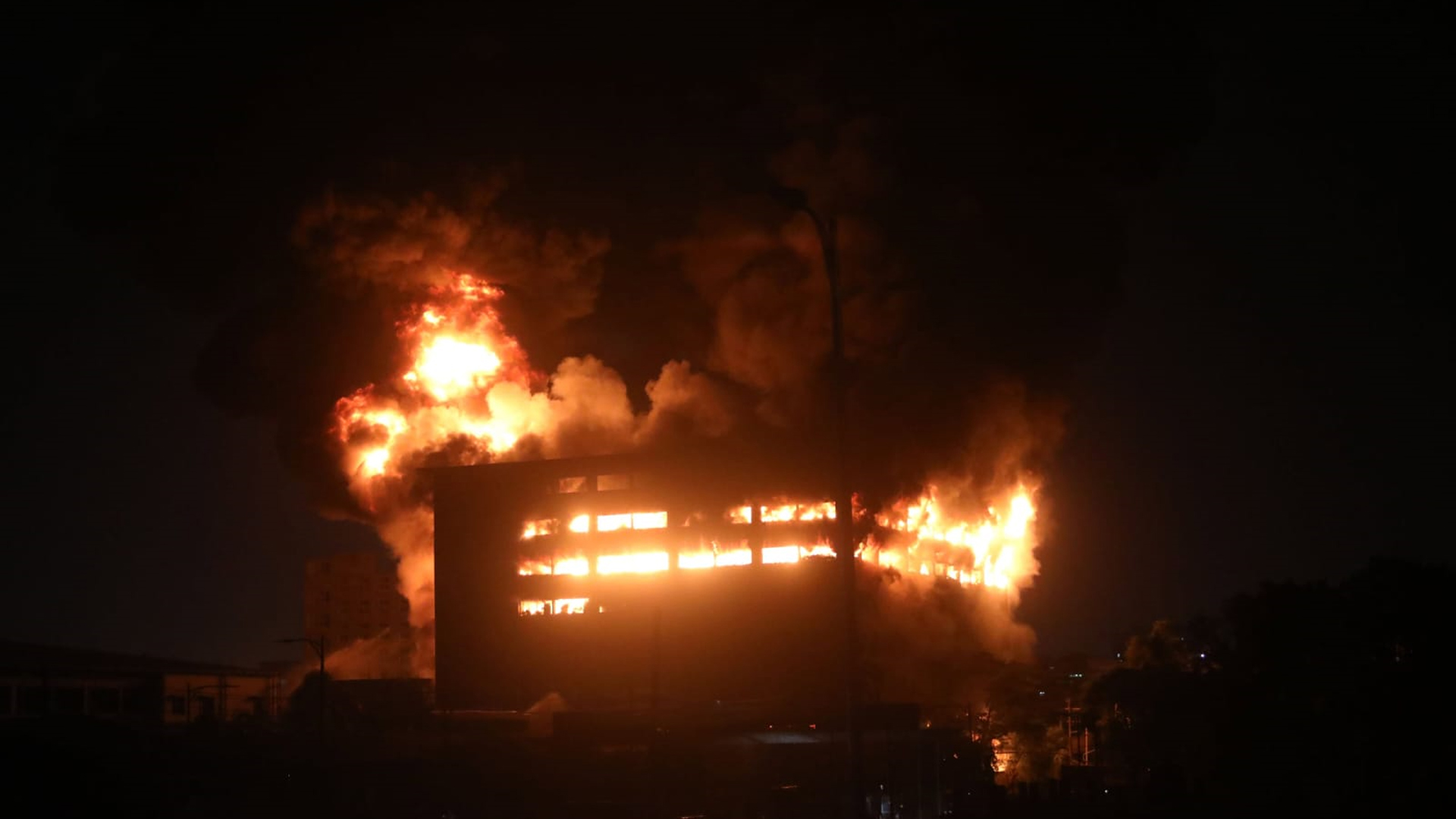 চট্টগ্রামে কারখানার আগুন ৪ ঘণ্টায়ও নিয়ন্ত্রণে আসেনি, শ্রমিকদের সরিয়ে নেওয়া হয়েছে