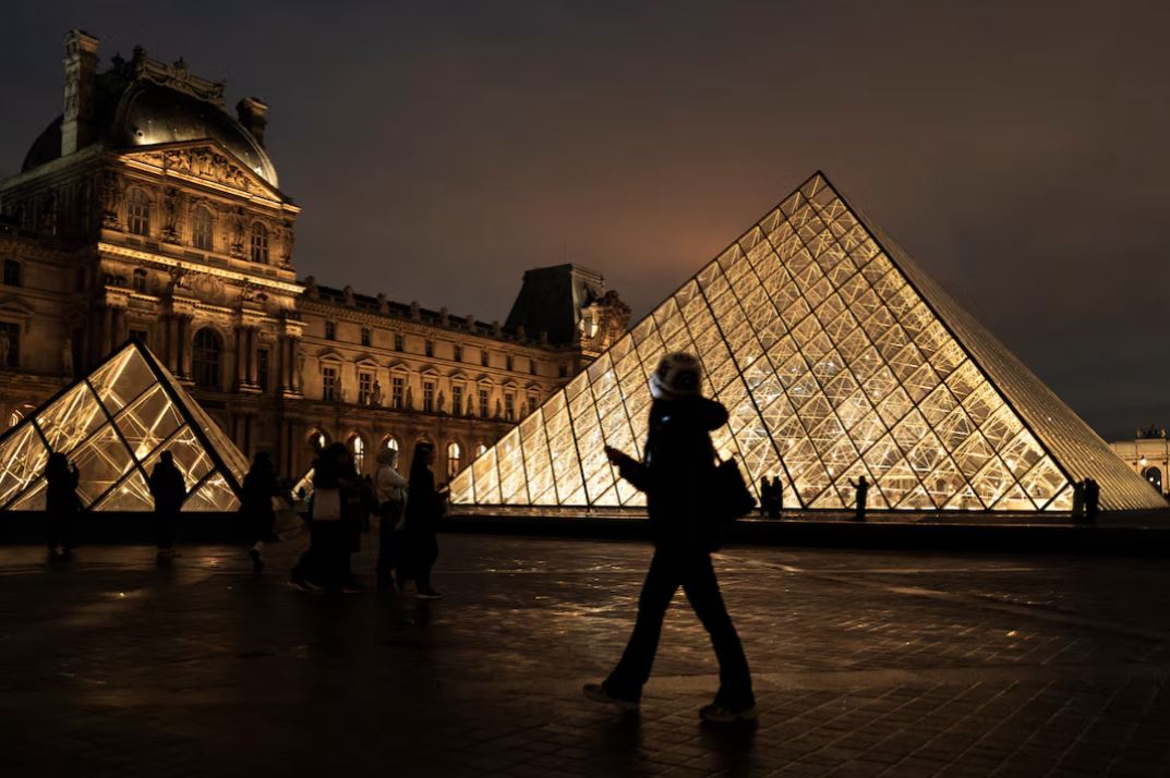 ল্যুভর জাদুঘর থেকে অলংকার চুরি