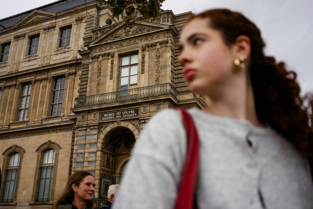 লুভ্যর থেকে চুরি যাওয়া  অলংকারসামগ্রীর মূল্য ১০২ মিলিয়ন ডলার