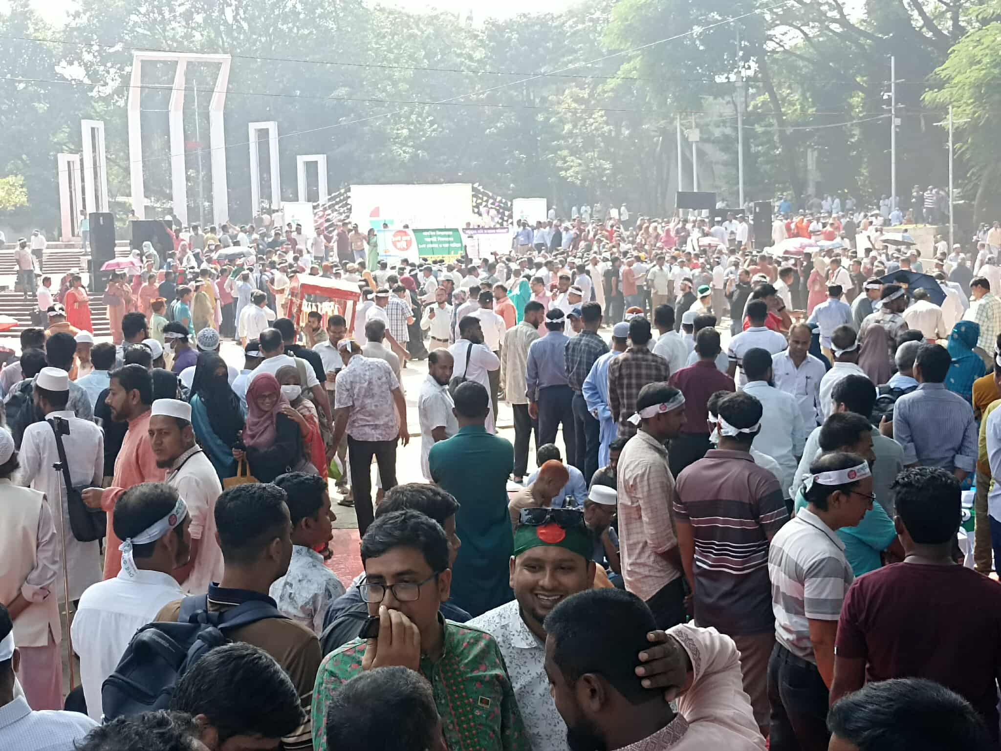 ১০ম গ্রেডে বেতনসহ তিন দাবিতে প্রাথমিক শিক্ষকদের শহীদ মিনারে অবস্থান