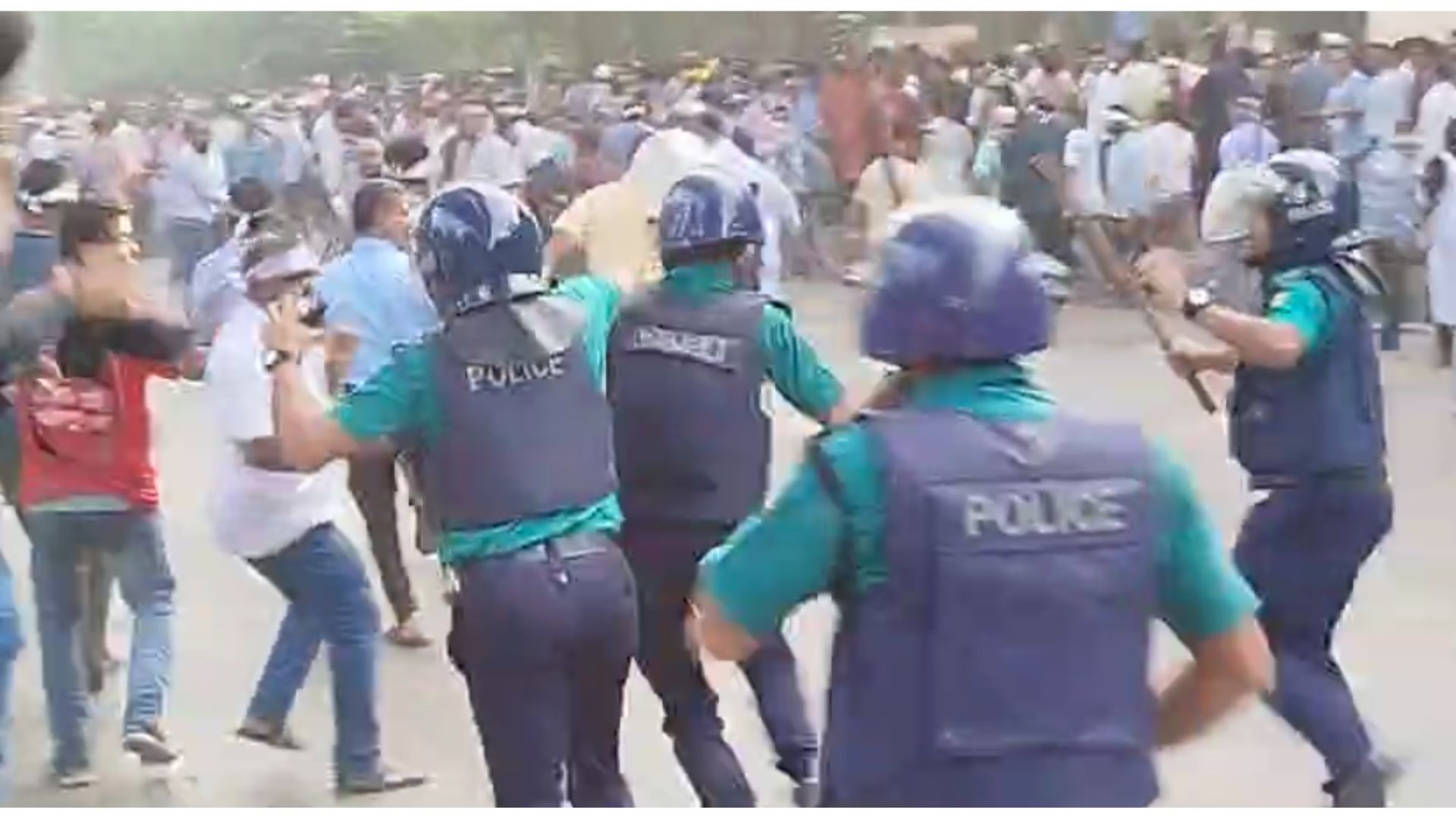 শাহবাগে শিক্ষকদের ওপর পুলিশের লাঠিচার্জ-জলকামান