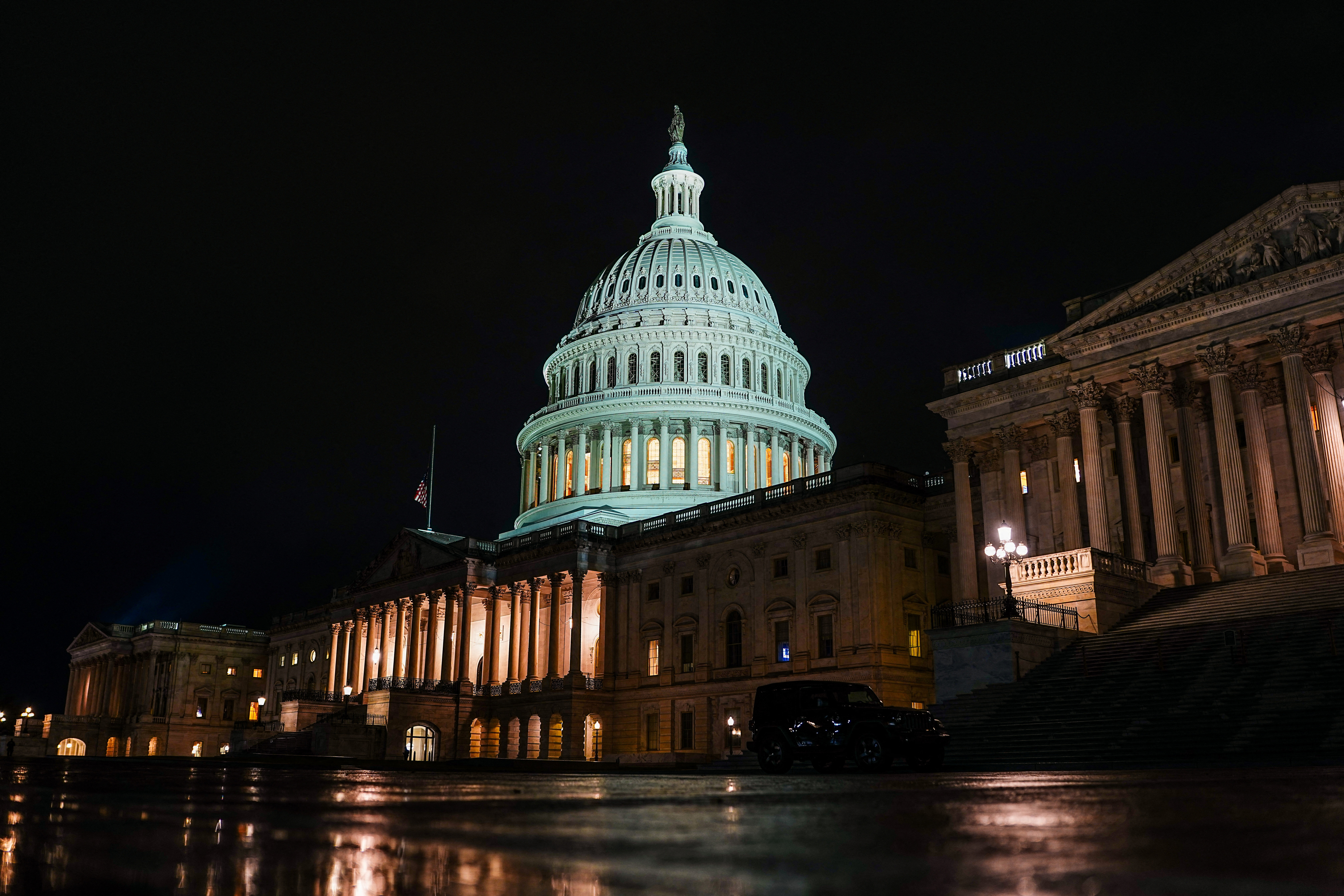 ‘বিদ্রোহী ডেমোক্র্যাটদের’ কাঁধে চেপে ৪০ দিনের অচলাবস্থা কাটালেন ট্রাম্প