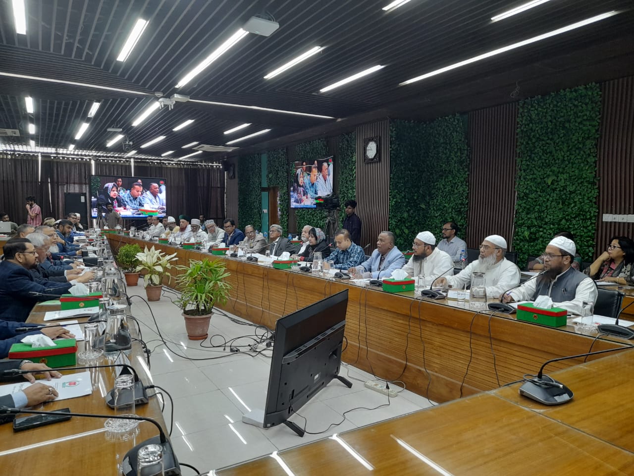 নিবন্ধিত ১২ দলকে নিয়ে দ্বিতীয় দিনের সংলাপে বসেছে ইসি