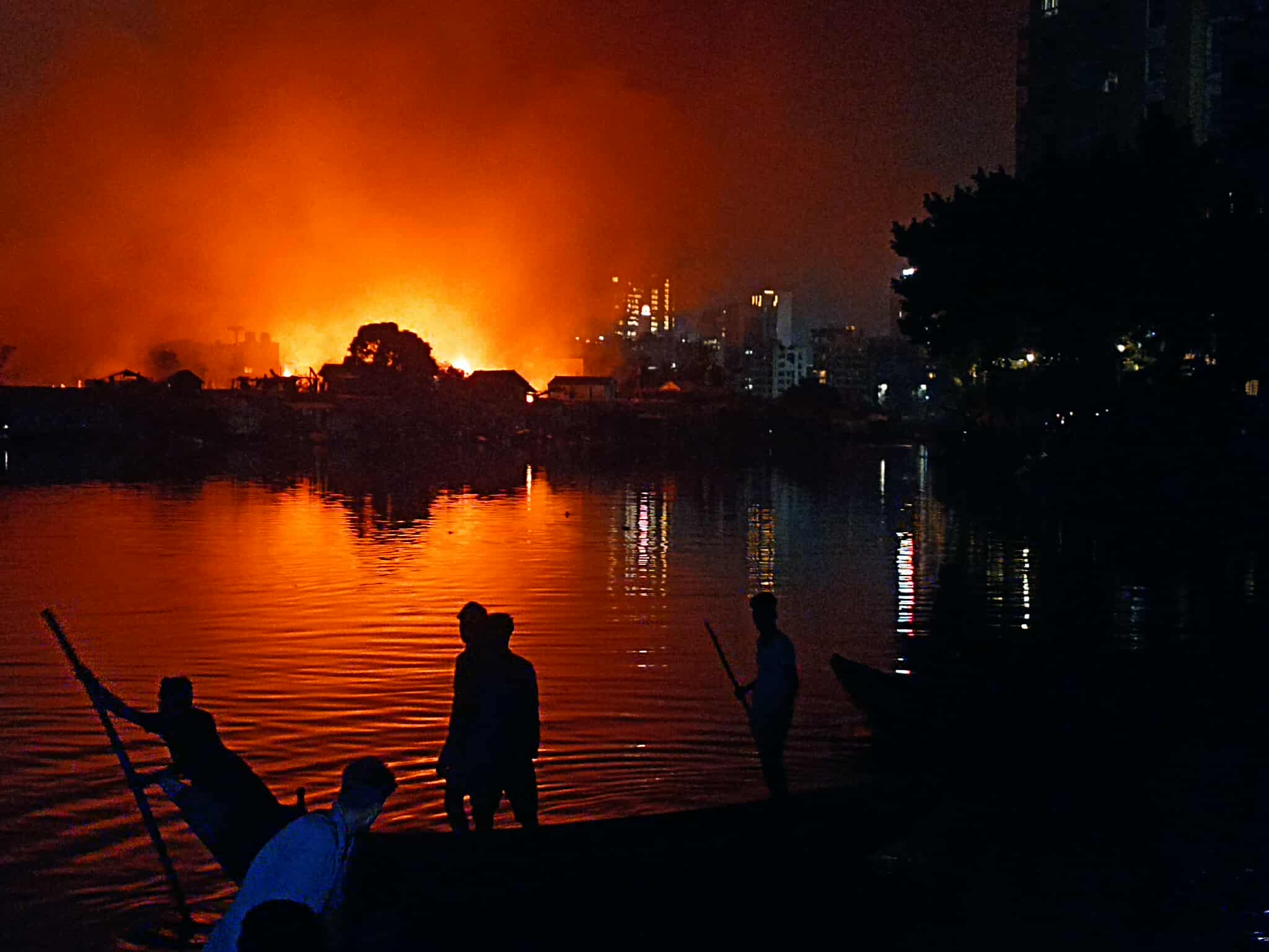 ছবিতে কড়াইল বস্তির আগুন