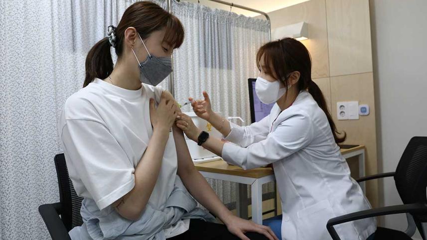 2021-04-29T074459Z_519276480_RC2J5N9DV942_RTRMADP_3_OLYMPICS-2020-SOUTHKOREA-VACCINATIONS.jpg