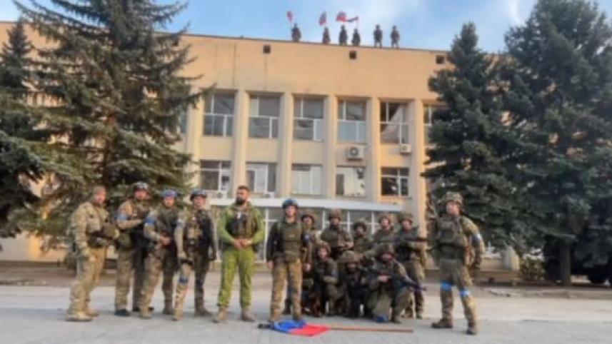 লাইমানের নগর প্রশাসন কেন্দ্রের সামনে ইউক্রেনীয় বাহিনীর সদস্যরা বক্তব্য দিচ্ছে। ছবি: রয়টার্স