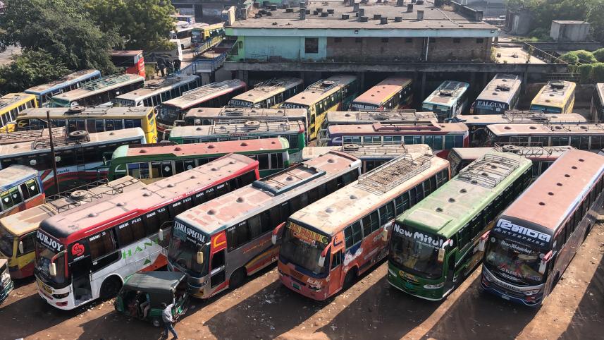 ঘোষিত সময়ের আগ থেকেই রাজশাহীতে যান চলাচল বন্ধ, নাকাল যাত্রীরা.jpg
