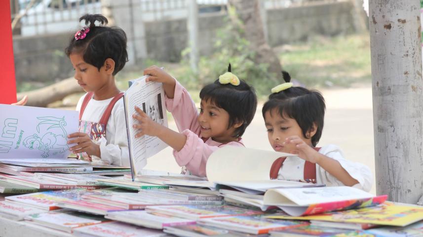 ছুটির দিনে জমে উঠেছে বইমেলা .jpg