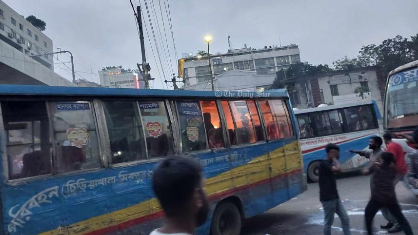পল্টনে বাসে আগুন