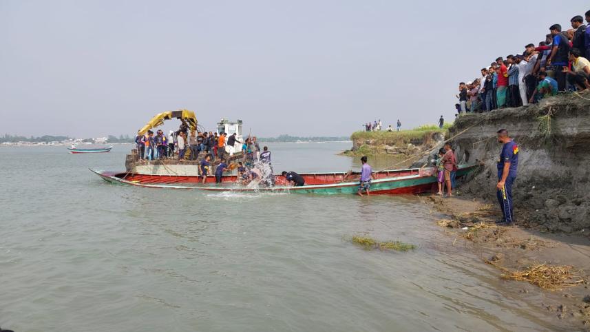 ডুবে যাওয়া ট্রলার.jpg