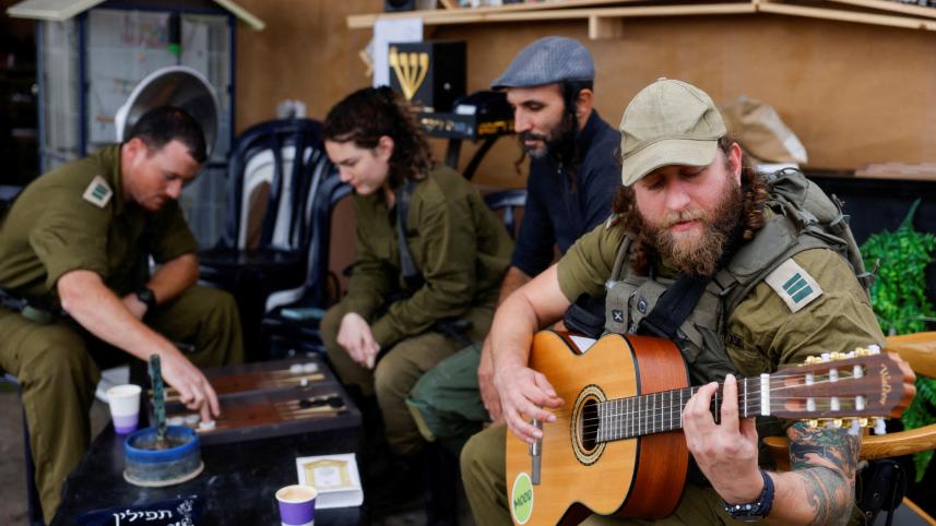 guitar_playing_israeli_soldier.jpg