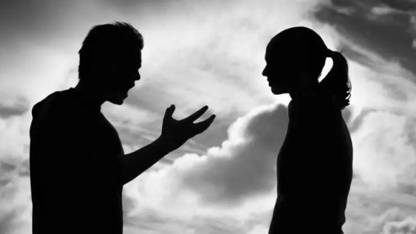 সঙ্গী নিয়ন্ত্রণের চেষ্টা করে