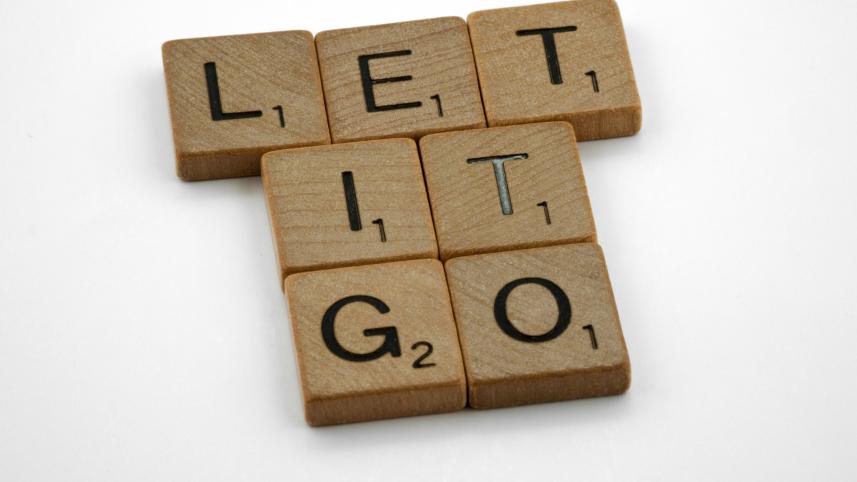 জীবন থেকে অপ্রয়োজনীয় জিনিস দূর করবেন যেভাবে 