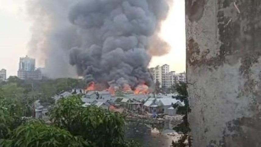 কড়াইল বস্তিতে আগুন