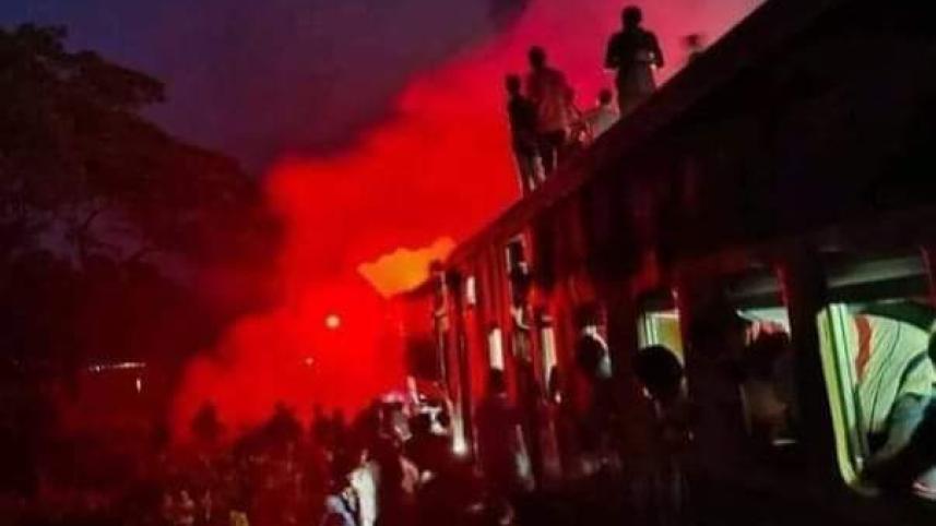 ট্রেনে আগুন.jpg