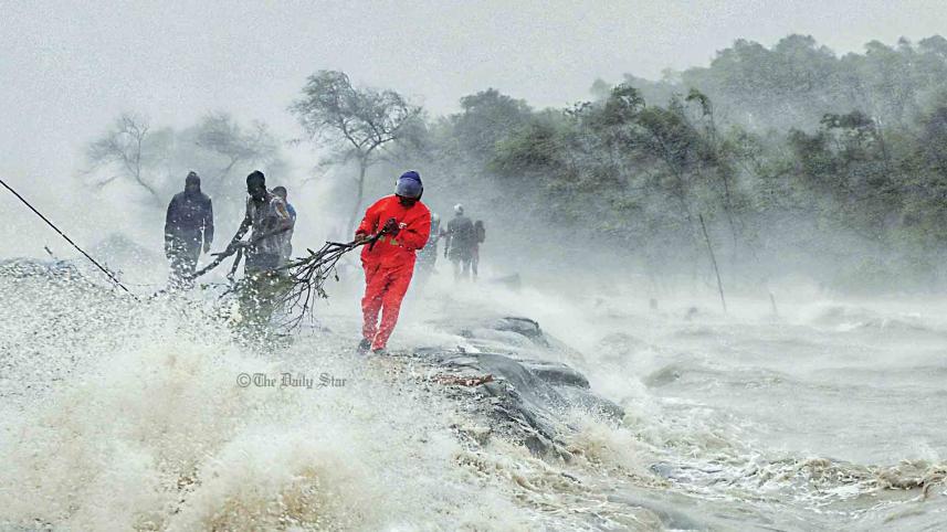 cyclone-riman_khulna_ds.jpg