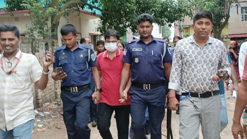 চিকিৎসক আটক