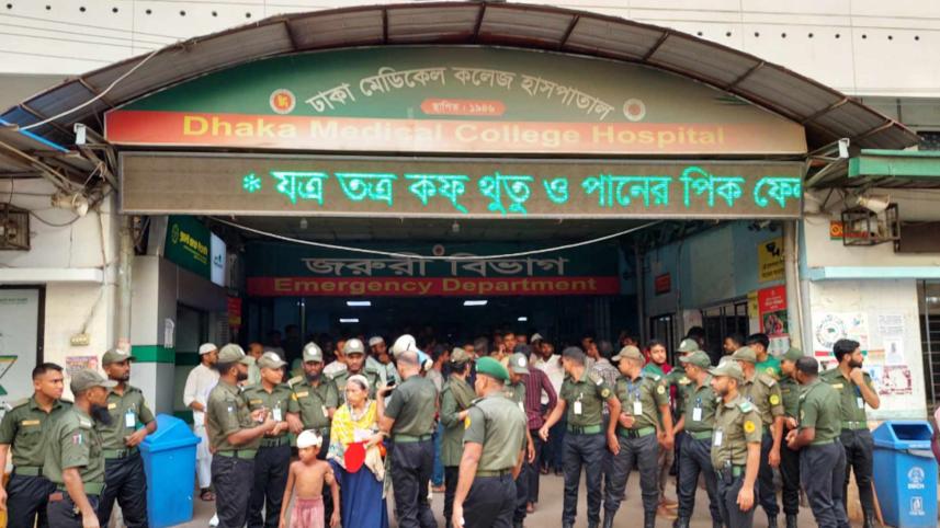 ঢাকা কলেজের সামনে রক্তাক্ত মরদেহ