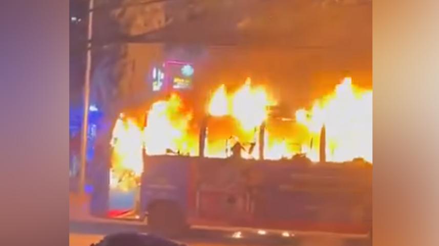 বাসে আগুন.jpg