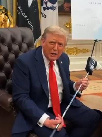 Trump with Zelenskyi's gift